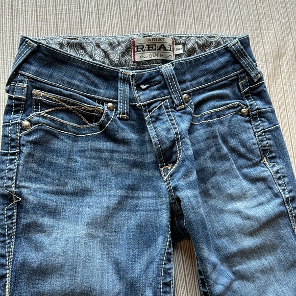 Ariat Real Denim stretch flare jeans, 26 inch waist 29 inch length - Picture 3 of 7